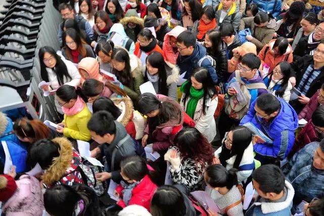 很多人觉得当了公务员就能发财，其实有句话说的是“当官发财，勿入此门”。公务员的工