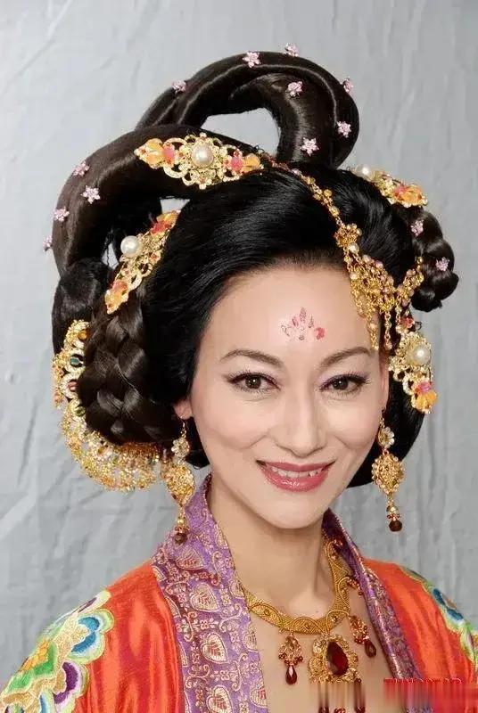 TVB港剧，饰品都是最廉价的，却丝毫不影响美观。

发髻每个都不同的，云鬓凤钗，