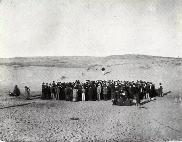 1909年，一群犹太富翁在这里购买了一块4000多平米的沙丘，用来建立新城镇。这