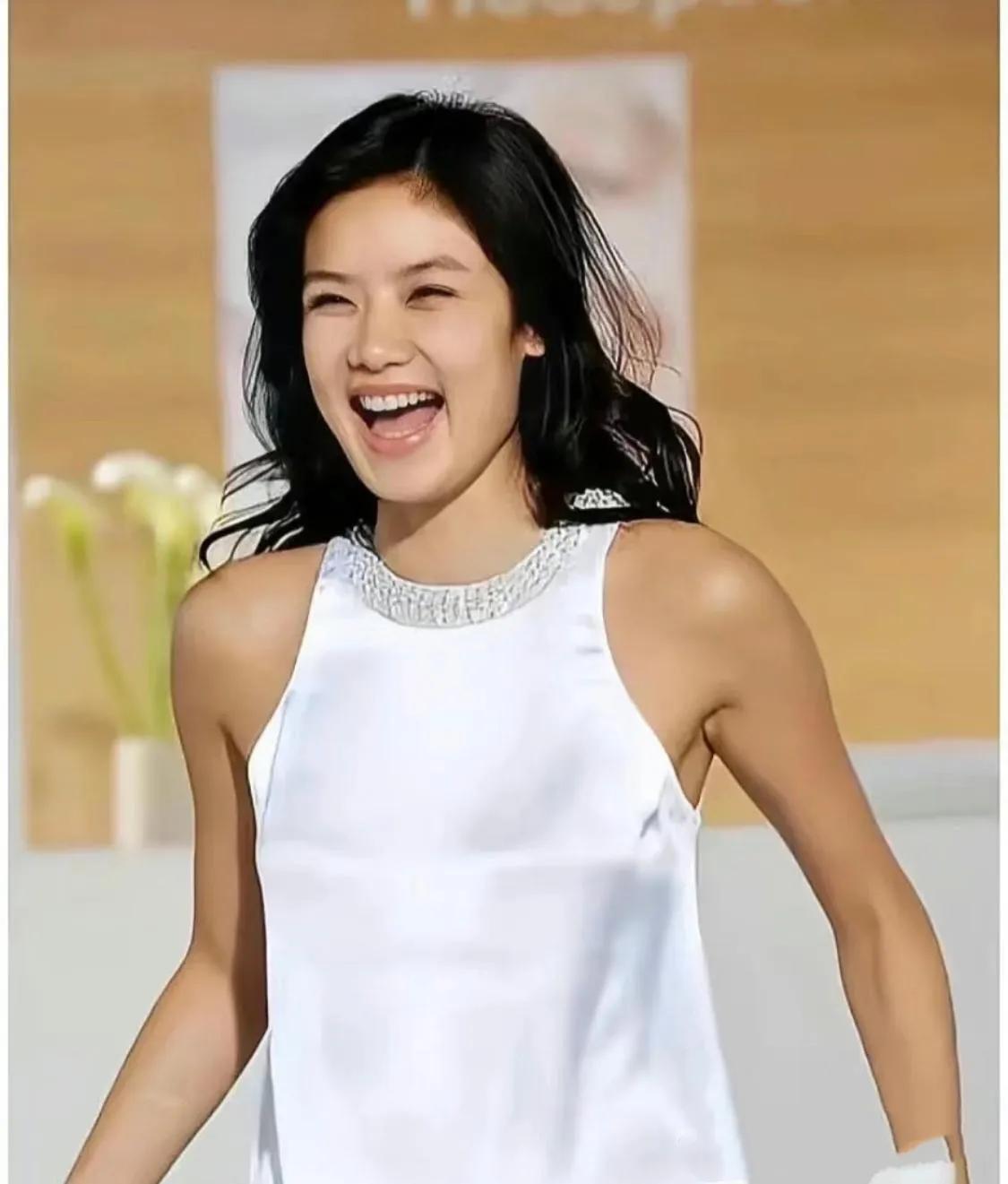 年轻时的乐基儿可爱甜美，美艳夺目，长着一张肉嘟嘟的富贵脸，有种“傻白甜”的感觉。