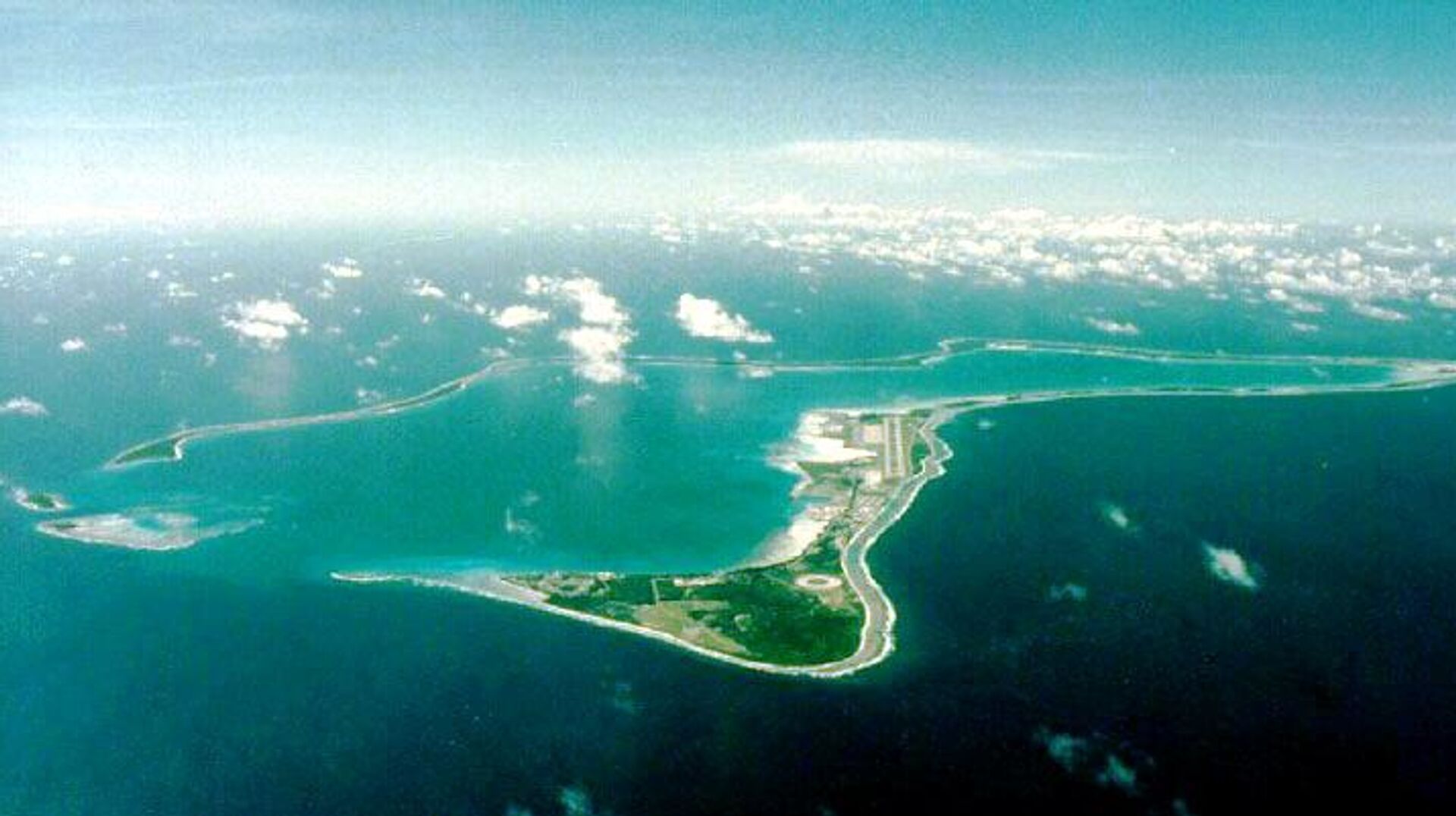 特朗普在社交平台发文，批评英国将查戈斯群岛主权移交毛里求斯的做法愚蠢至极。他以此