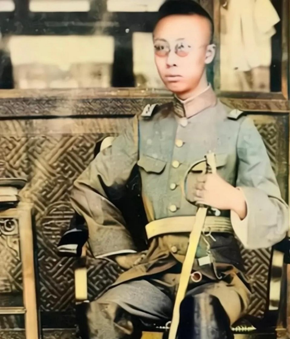 #历史那些事[超话]#1934年，穿着日本军服的溥仪在日本人把溥仪带到东北后，并