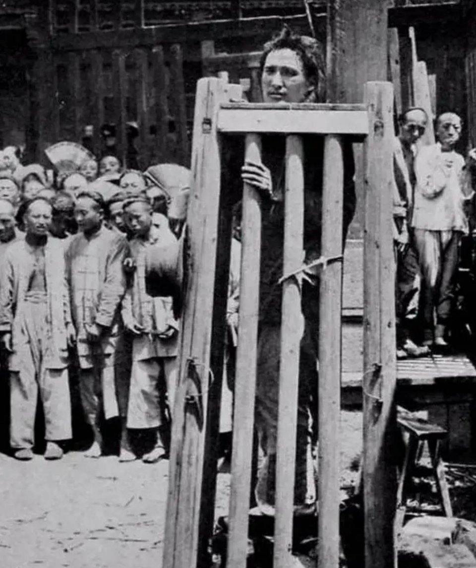 #历史那些事[超话]#清末，上海街头，记者拍摄了一张车站的真实笼刑罚照片。照片中