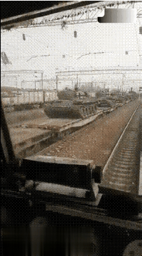 29日，俄罗斯当地人拍摄的运载着T-62M坦克的军列。这些T-62M坦克解封维修