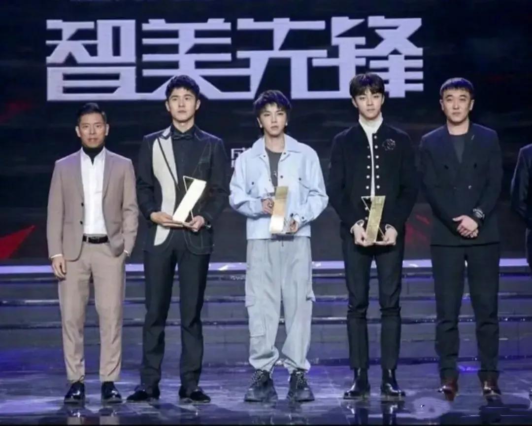 华晨宇穿着厚底鞋都比刘昊然陈立农矮一大截，如果穿平底鞋岂不是要矮一个头？

华晨