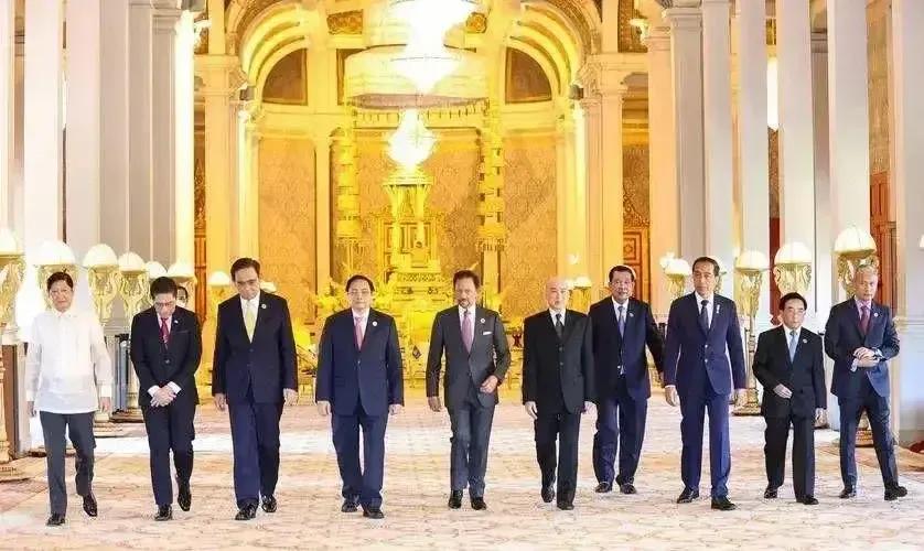 菲律宾‮调高‬倒‮美向‬国，我们‮国中‬开始‮击反‬了！
一、近日，我国派‮了遣