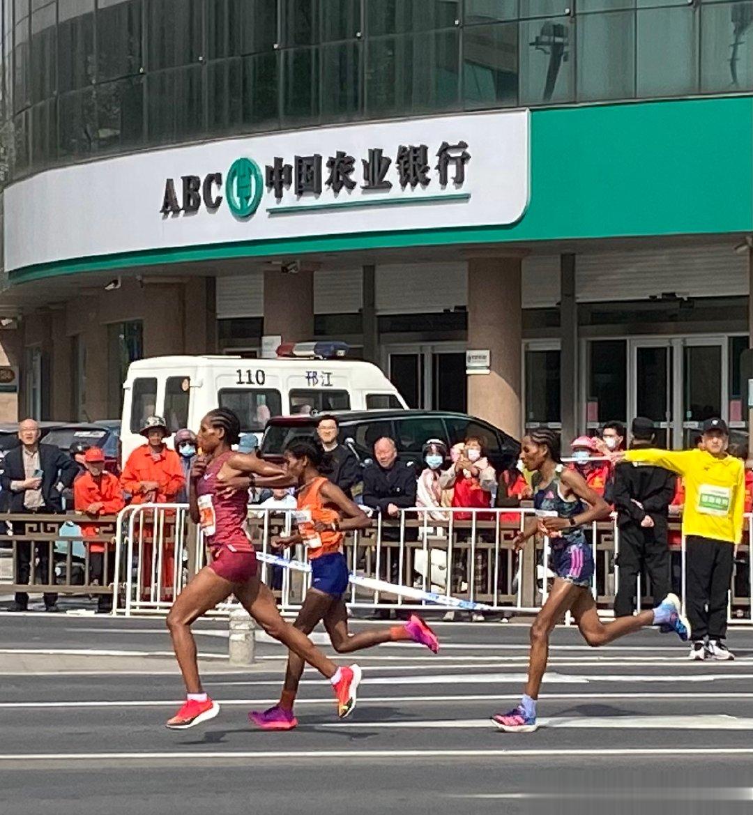 偶遇扬州半程马拉松女子前三名，和一位穿行马路被警察叔叔谈心的老爷爷 ​​​