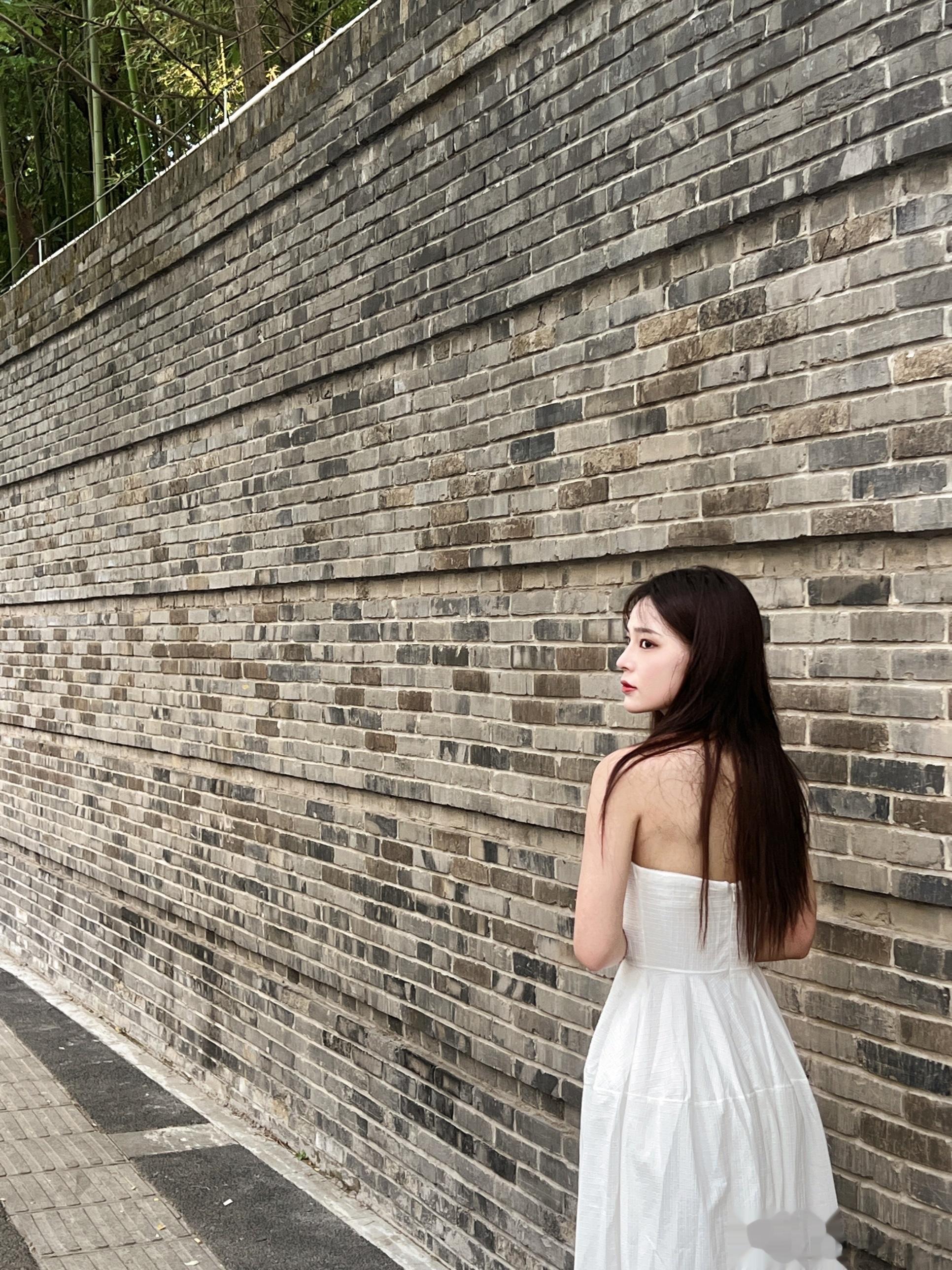 夏天快来啦～⛱一定要试试穿一条小白裙➕画上淡淡的妆去森林里去拍照！白色配上青绿?