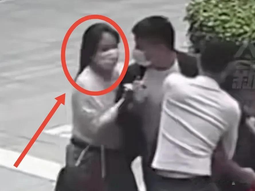 女子为诈骗团伙洗钱2500万，当街被“黑吃黑”30万后，竟然选择了报警。
浙江宁