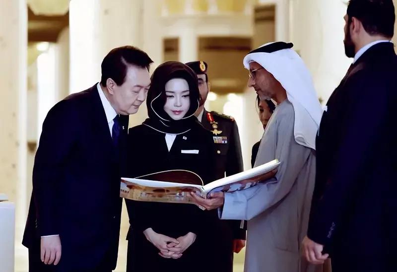 韩国夫人金建希美到阿联酋，戴头