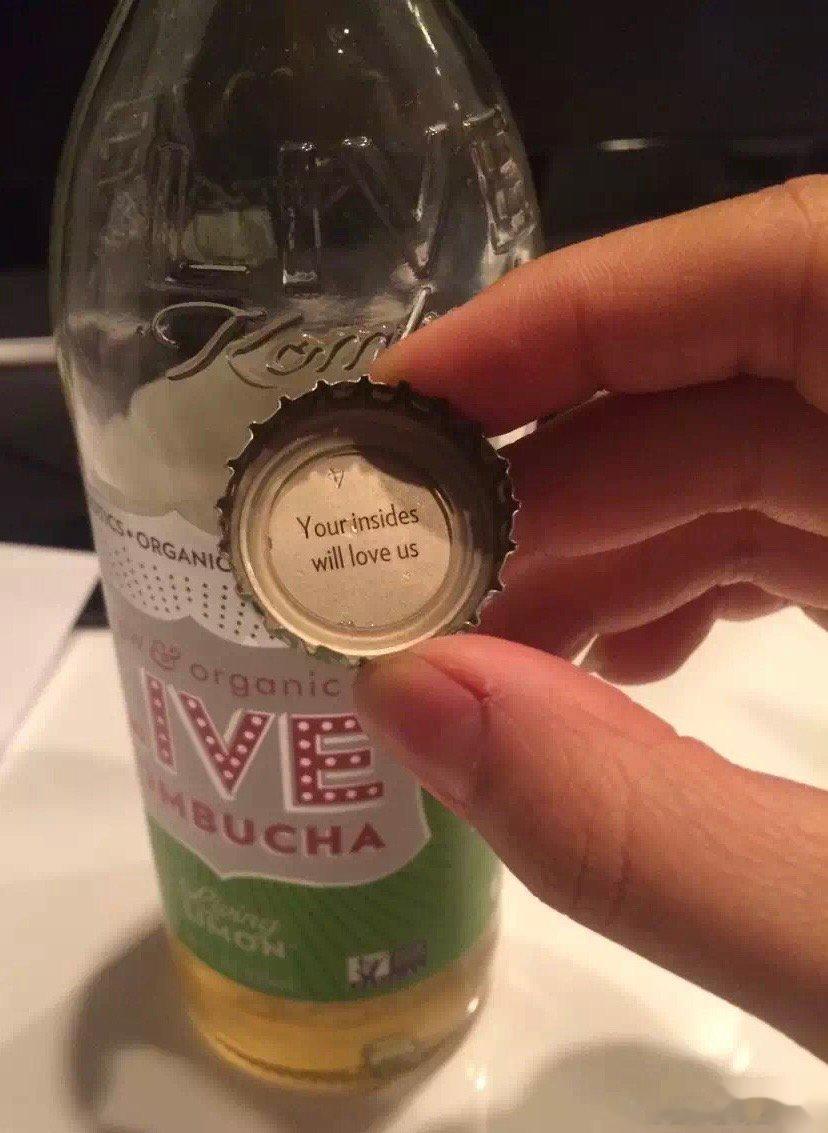 #喝完碳酸饮料一定要用清水漱口# 因为碳酸饮料会黏在牙齿表面，出现牙釉质脱落，马