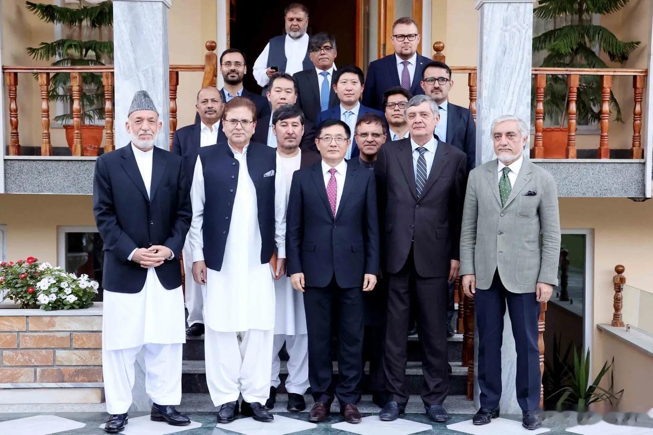 阿富汗政府新总理毛拉•穆罕穆德•哈桑•阿洪德，今天下午会见了中国、俄罗斯和巴基斯