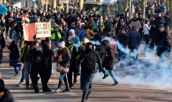 暴力镇压！法国内部爆发“冲突”，民众手持“武器”参战

来源:铁血观世界

据法