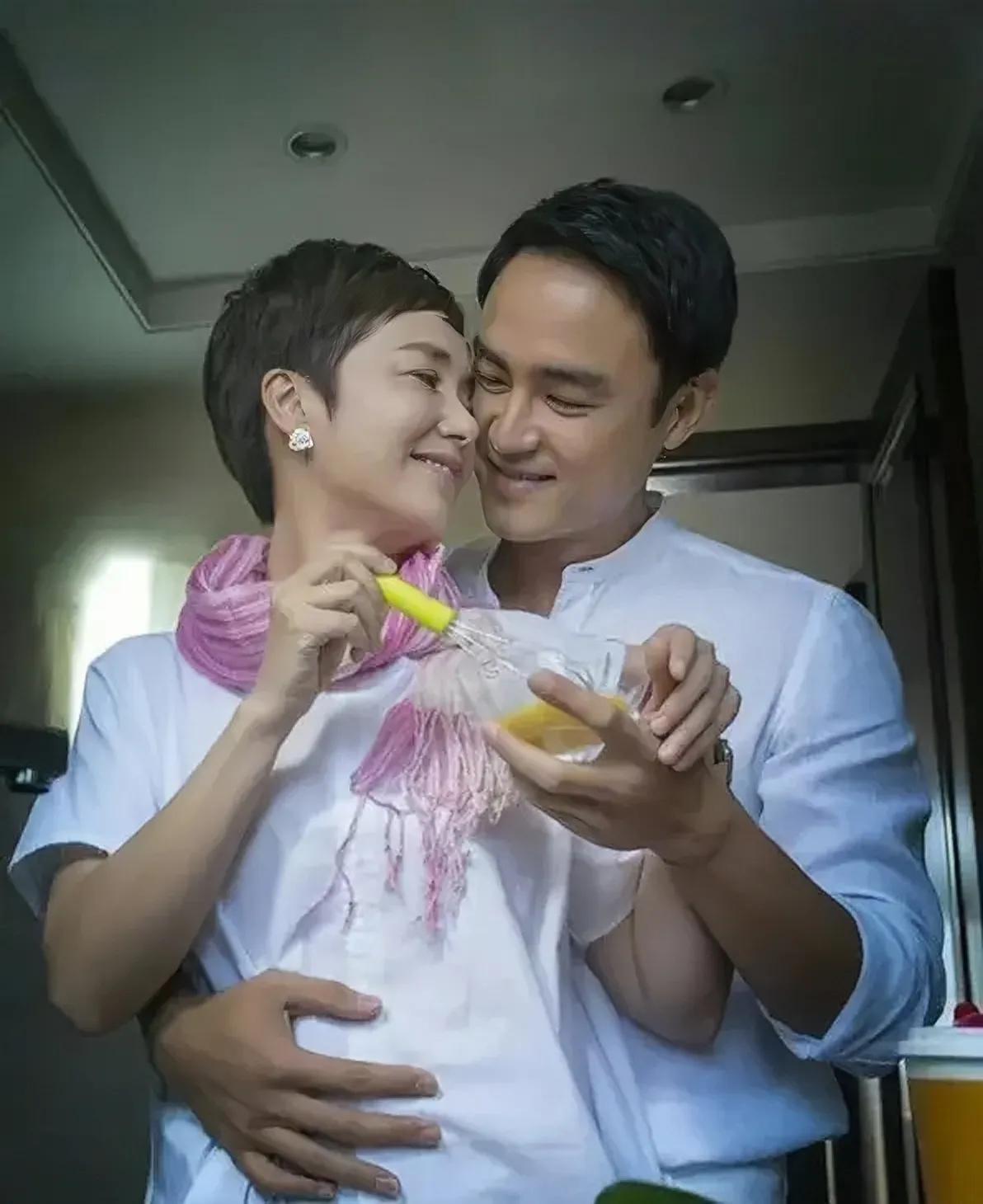 56岁的蒋雯丽和43岁的明道搭档演情侣，和明道激情拥抱时兴奋地嘴里都拉丝了。
蒋