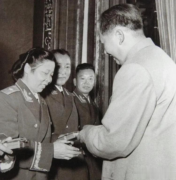1955年9月27日的开国授衔典礼上，毛主席为开国将帅中的唯一一位女将军李贞授勋