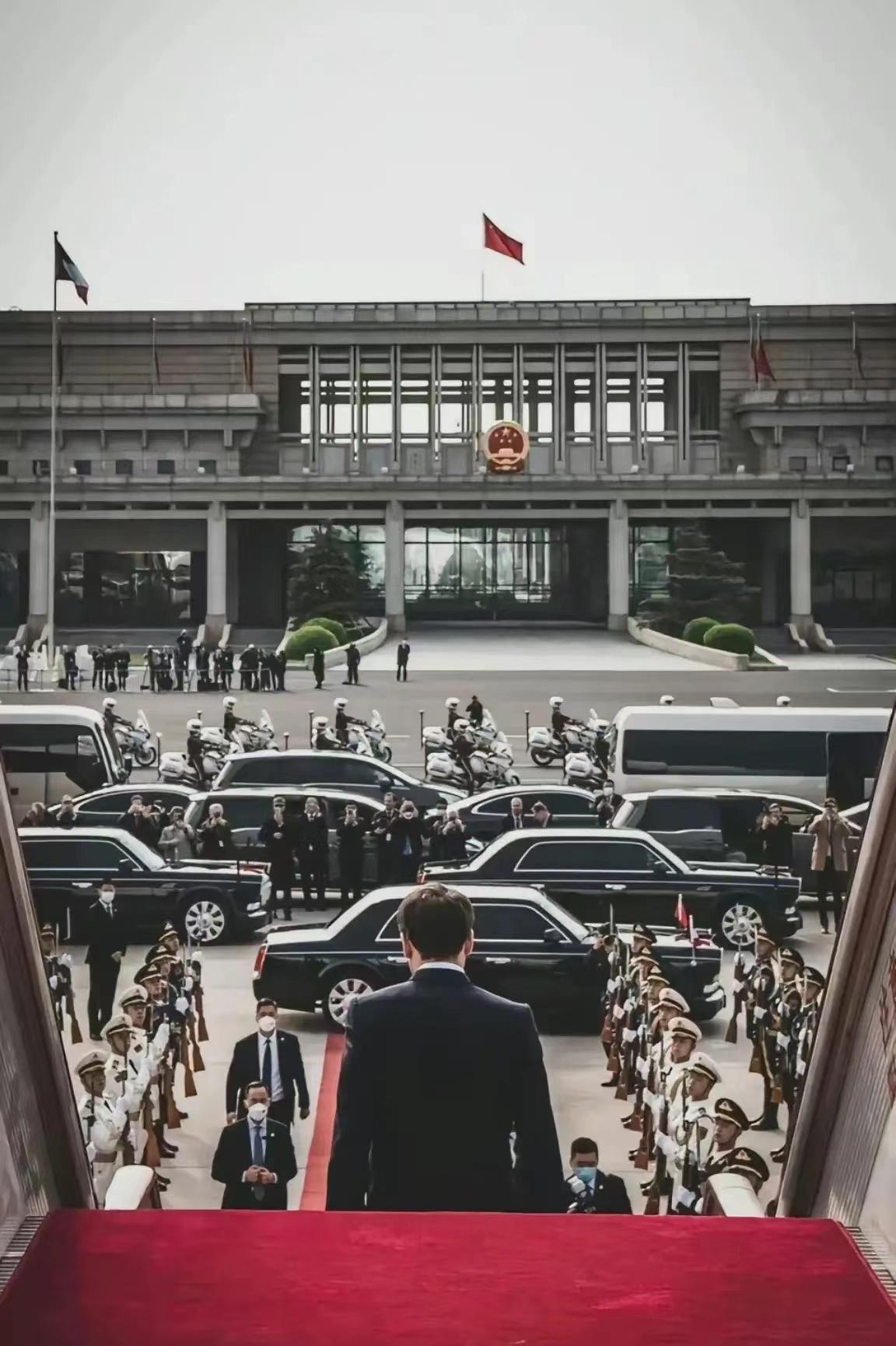 近日，法新社的一张照片再次风靡全球，马克龙在走下专机时，身后的摄影师巧妙地在这一