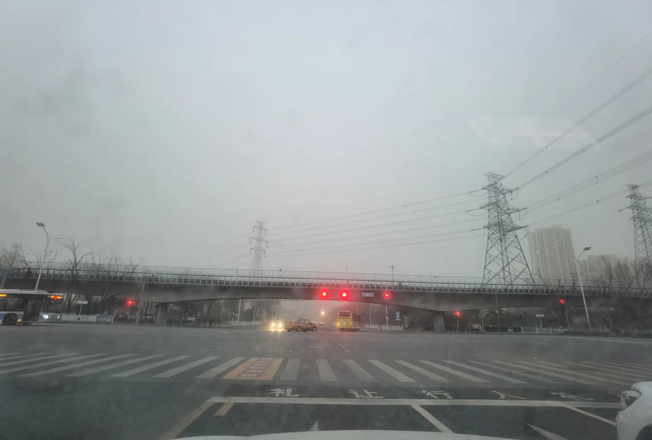 北京昨晚下了一夜的沙尘，早上起来上班，看见车上全是土。估计经过这一夜，北京市的平