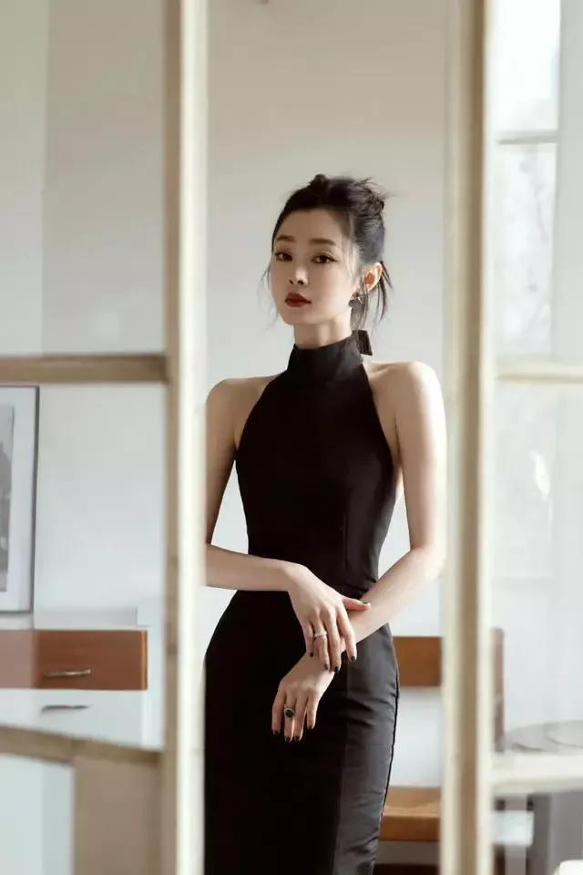 宋轶出席活动照片一袭黑色挂脖裙出镜，秀出香肩，肤色白皙，黑色紧身包臀裙，彰显凹凸
