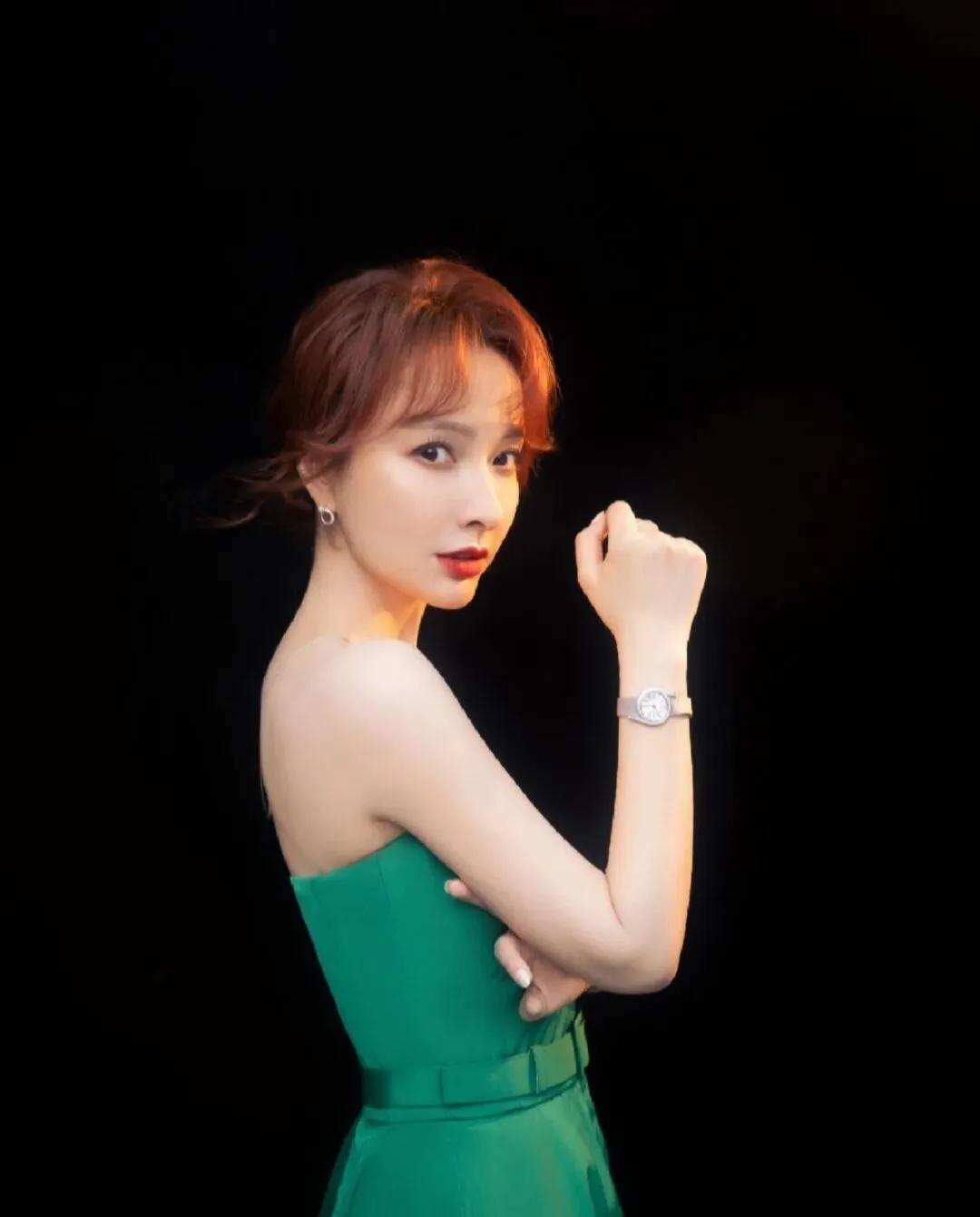 果然是“人靠衣服马靠鞍”啊！

穿对衣服的她，再也不是舞台上那个不引人注目的主持