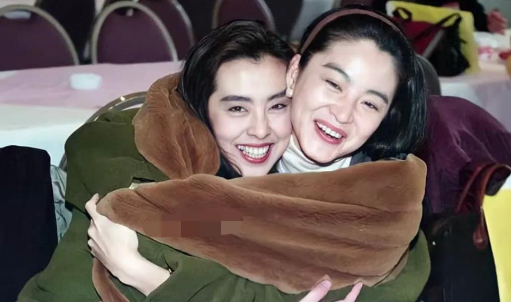 两个大美女依偎在一起，露出了标准的笑容，她们应该是好姐妹。