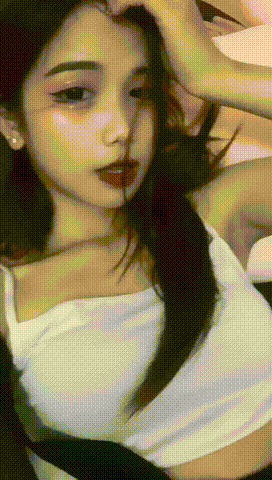 小姐姐这到底是说了什么啊？我耳机坏了，听不到！
这是在玩什么呢？假装冲浪吗？
一