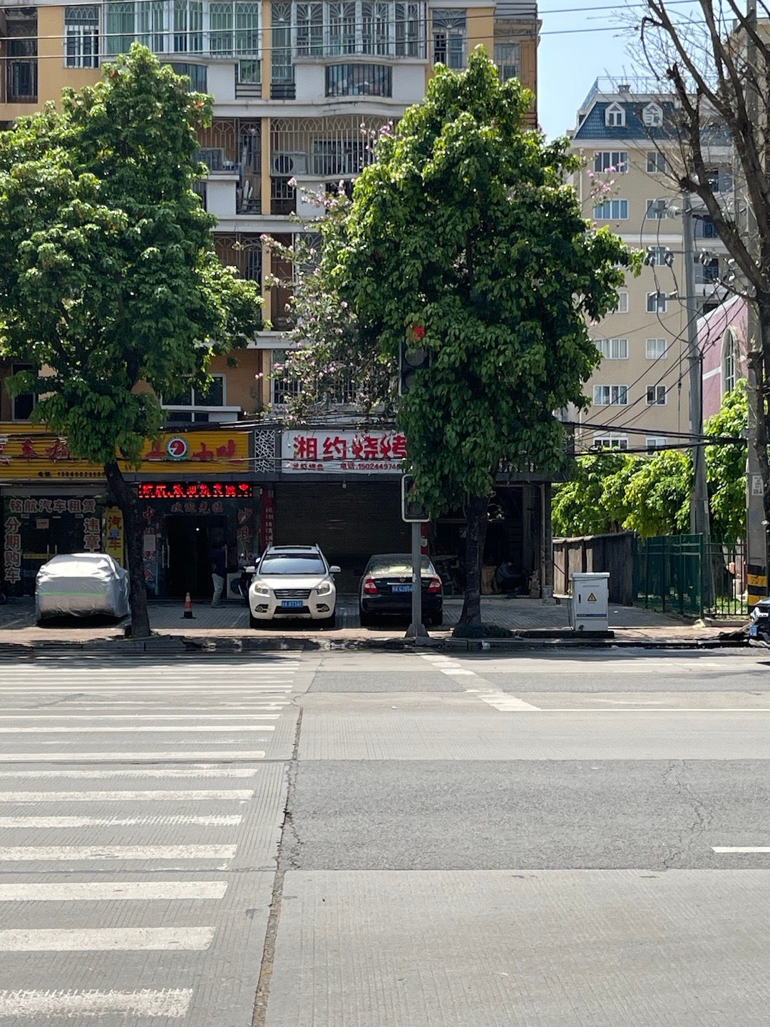 在闽侯县医院路口，这红绿灯🚥藏的有点隐蔽哦~不知道被罚的人多不？[摊手][摊手