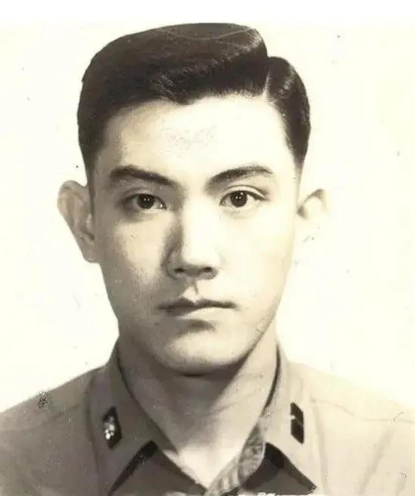 年轻时的马英九英姿飒爽，高大挺拔，俊朗帅气，是众多少女的梦中情人。
小马哥年轻时