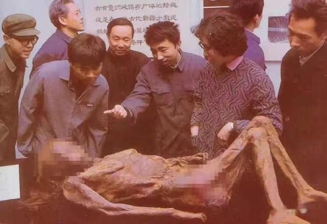 #历史那些事[超话]#遭孽啊！”1994年4月，我国27名顶级考古学家匆匆赶到荆
