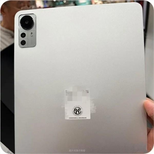 小米平板6曝光，这颜值打几分？摄像头照搬了小米12系列的设计，不过看起来还不错，