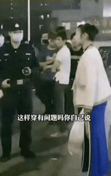  从画面上看，这位奶茶店老板娘，显然做的不是正经奶茶生意，而是卖奶的生意。

看