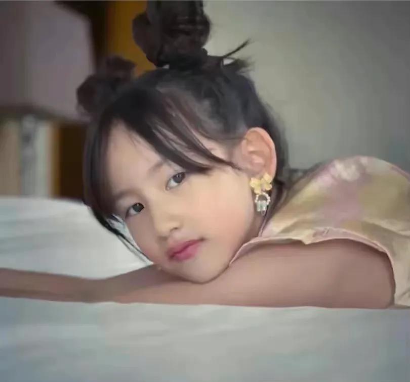 黄磊的小女儿现在的穿衣风格也紧随着姐姐黄多多的脚步，化着淡妆，穿的衣服时尚，从她