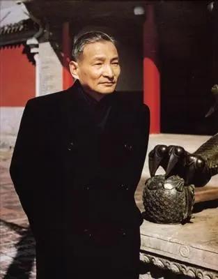 1990年1月24日，已经85岁高龄的陈云同志来到杭州。在下榻的西子宾馆，他与前