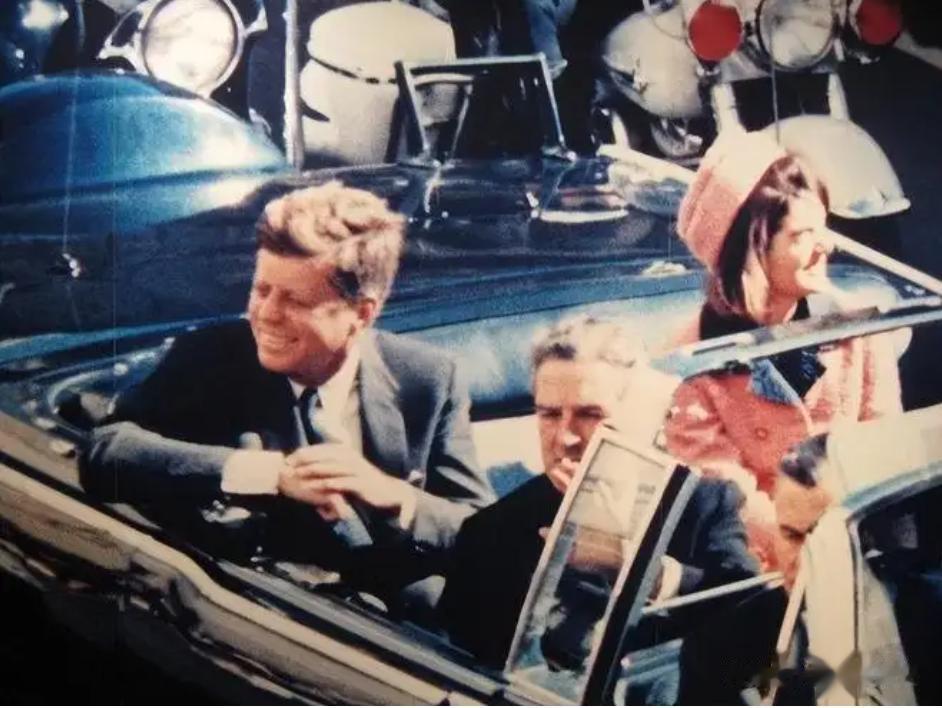 1962年2月6日，总统肯尼迪一上班，就交给白宫新闻秘书塞林格一个任务，让他想办
