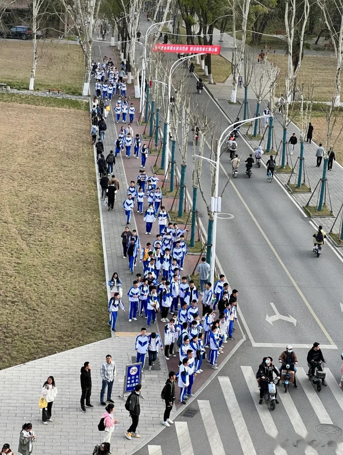 有人在向往大学，有人在怀念那身校服➼
高中生：看，大学生耶～ 
大学生：看，高中