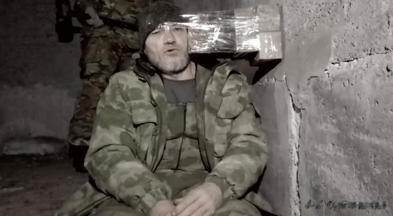 一个脑袋被胶带捆在木块男人的正等待行刑时刻的到来。据称瓦格纳私的一名原成员被大锤