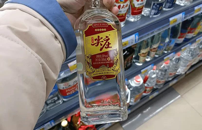 大润发超市酒水品类众多，建议各位男士：遇见这3款白酒别错过，都是100%纯酿，而