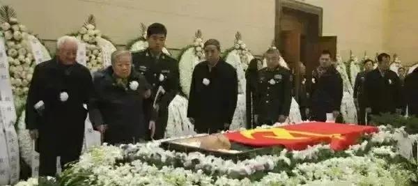 这是2017年，叶挺将军长子叶正大去世后在追悼会上留下的遗容照片。镜头中的他安详