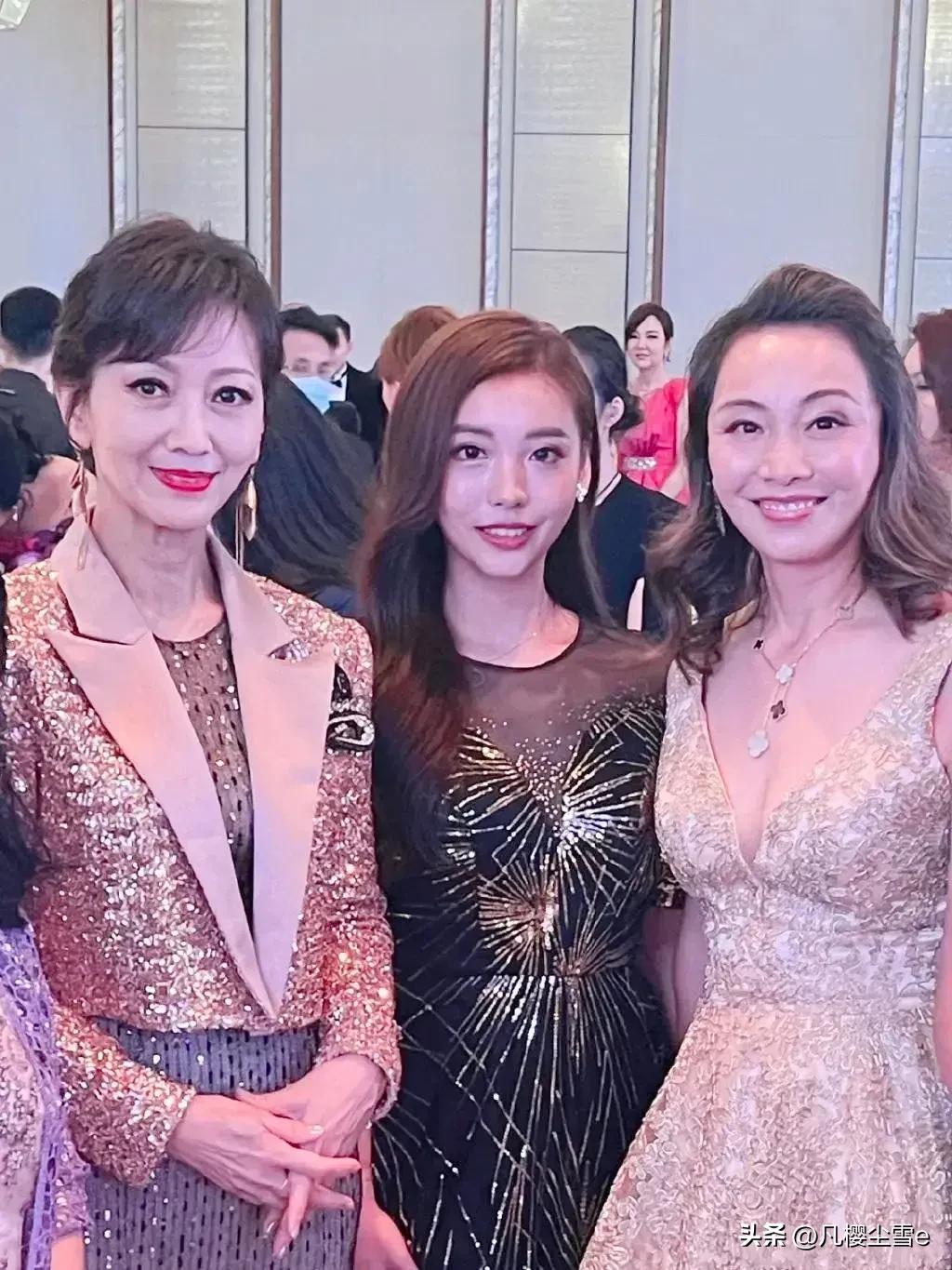 赵雅芝这下尴尬了！原来她也是满脸皱纹，颈纹也很深，与普通老人无异，其实哪有什么不