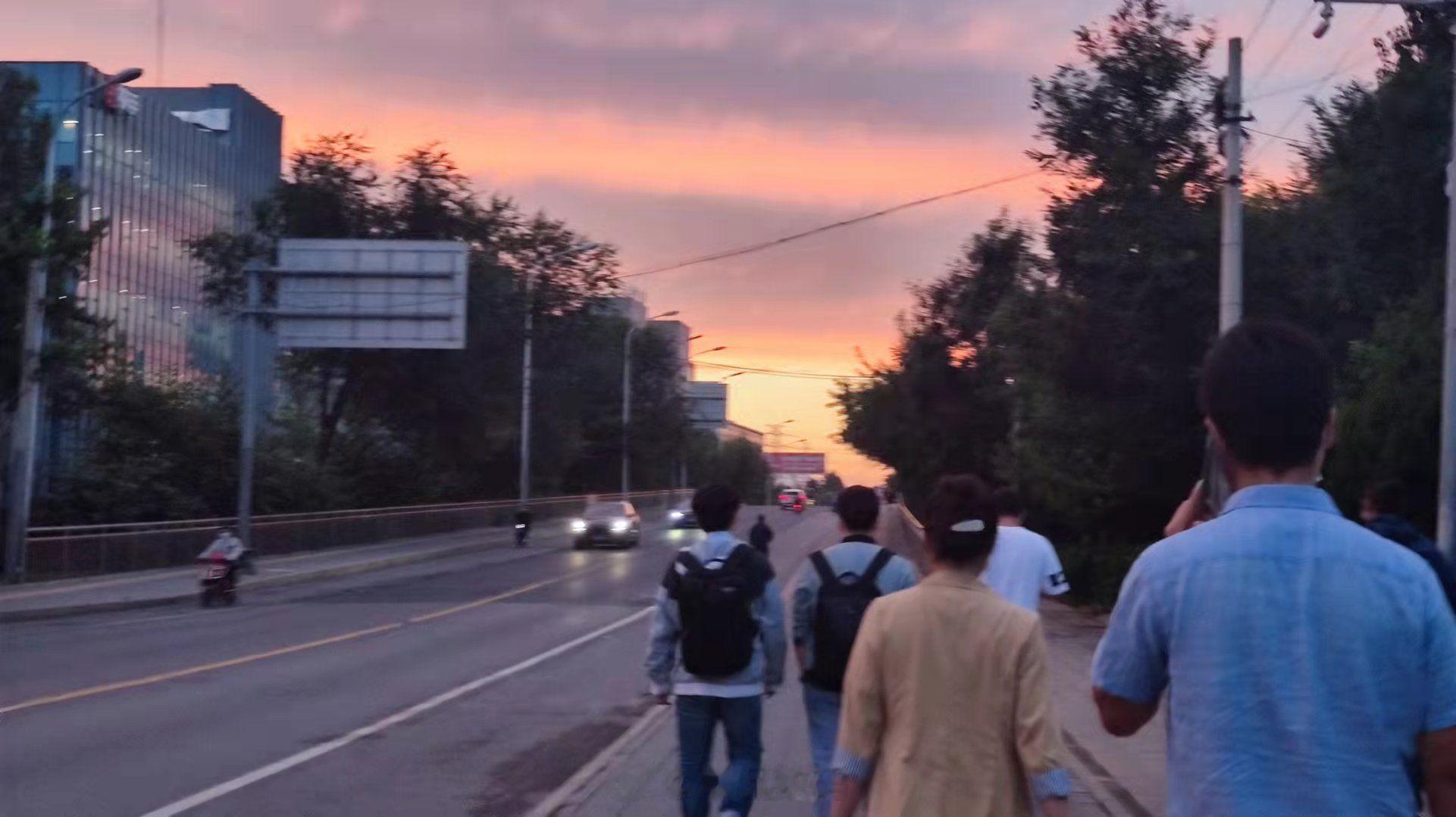 #好友去世少年凌晨3点在街头痛哭#让我想起了亦师亦友的他，无数个工作瞬间都不经意