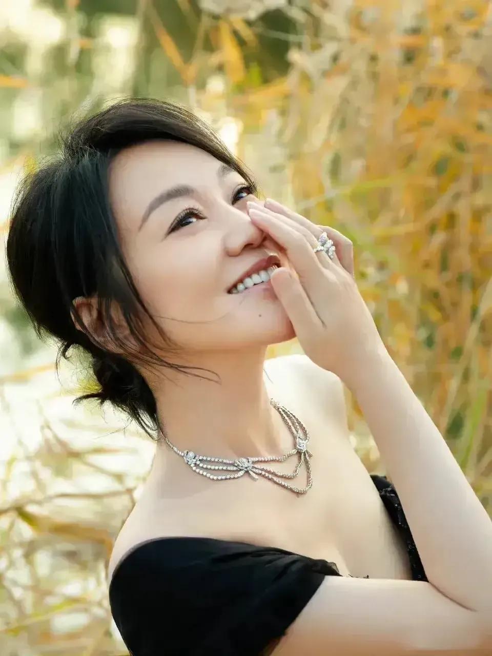 娱乐圈里越来越美的女星，闫妮绝对榜上有名。她从浑身散发着土味儿，到如今变成女神，