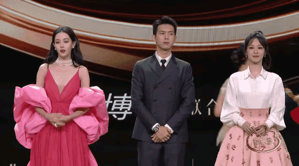 杨紫好尴尬，和迪丽热巴同框被抢风头，网友吐槽她像跟班。

杨紫的造型又翻车了，迪