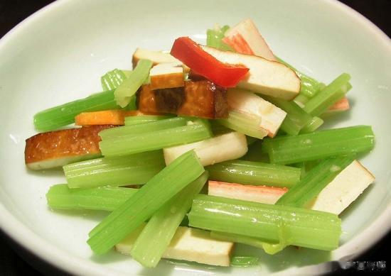 #食养中原[超话]# 芹菜真的能降血压吗？根据《中国食物成分表（20212018