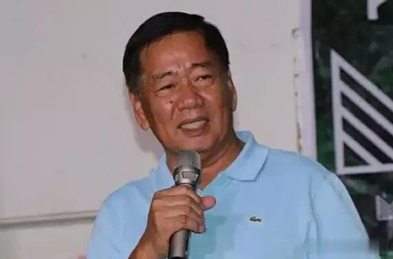 菲律宾一市长市政厅内被两枪爆头 弟弟3年前也遭枪击身亡


12月4日电 当地时