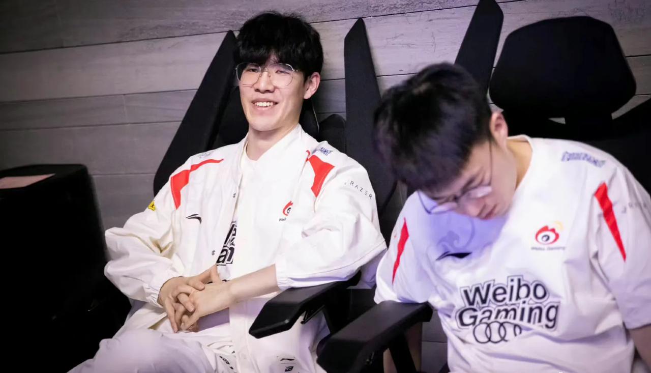 Theshy一个人拖住RNG五个人，WBG其他四名队员为什么不推塔，还来送，你们