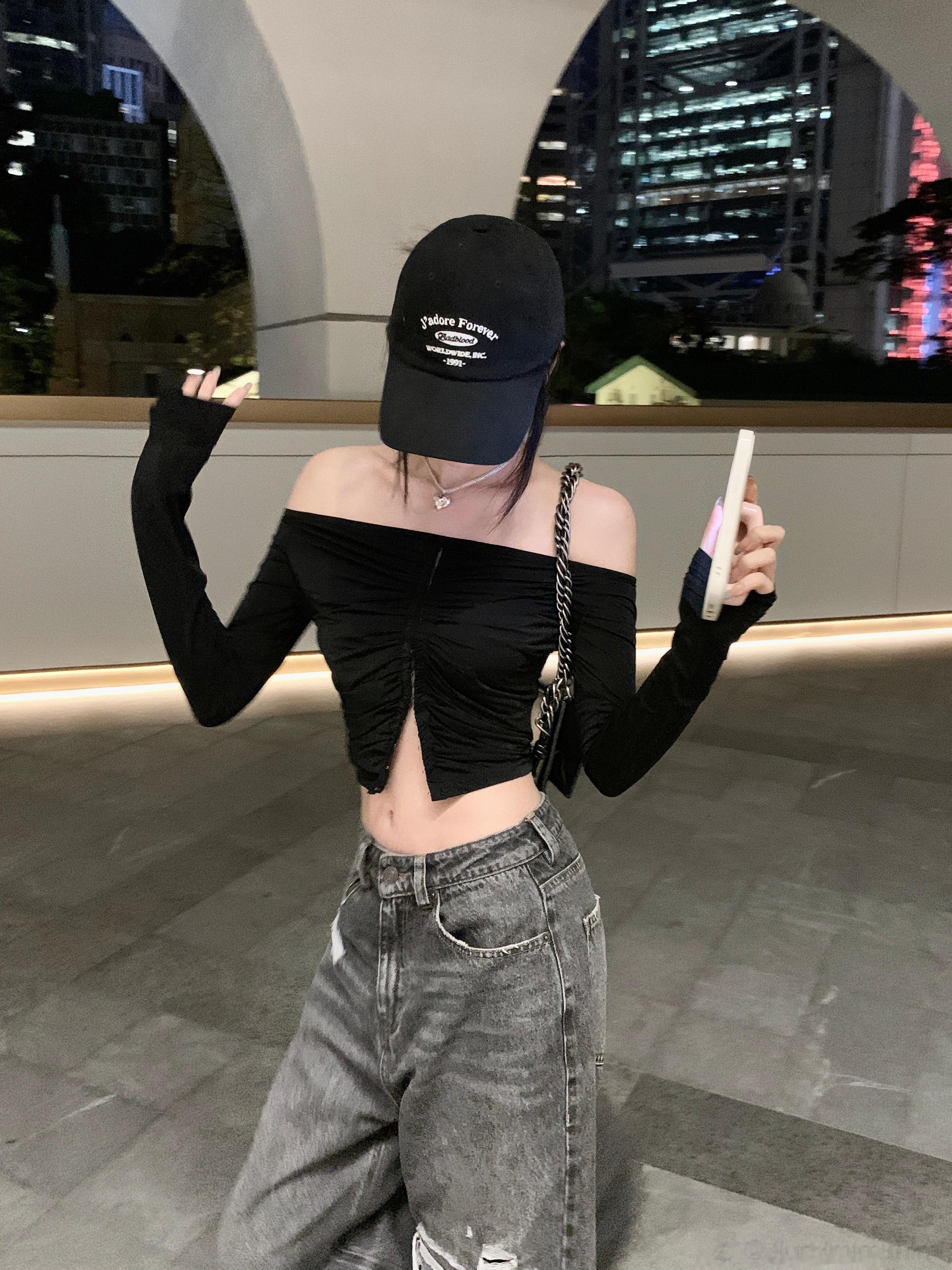 看似简单 工艺却很复杂的一款上衣 前片的碎褶要达到这个效果 只能通过手工去抽门襟