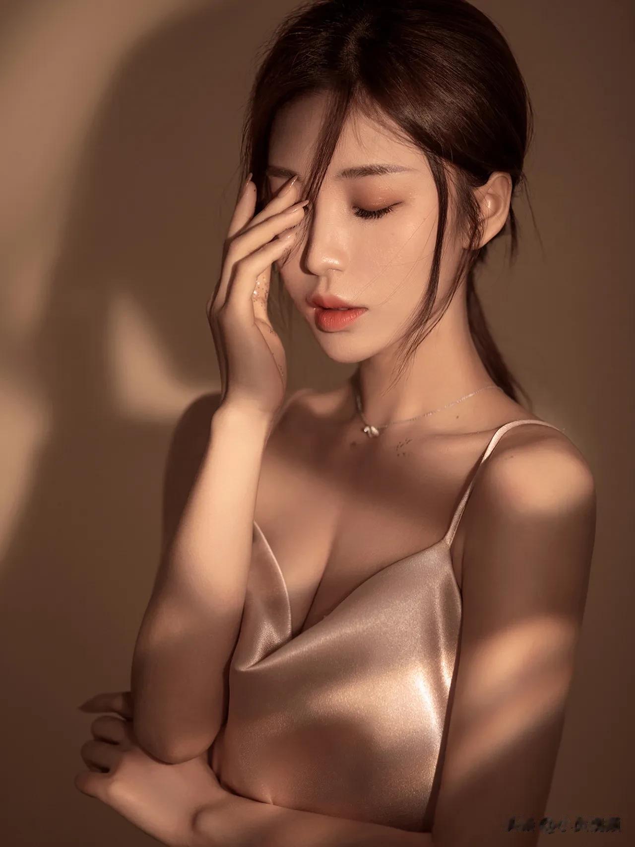 ✨闪闪发光的纯欲风太绝了纯欲风的精髓拍照就在于
让人第一眼就心动不已🤎
鹅黄暖