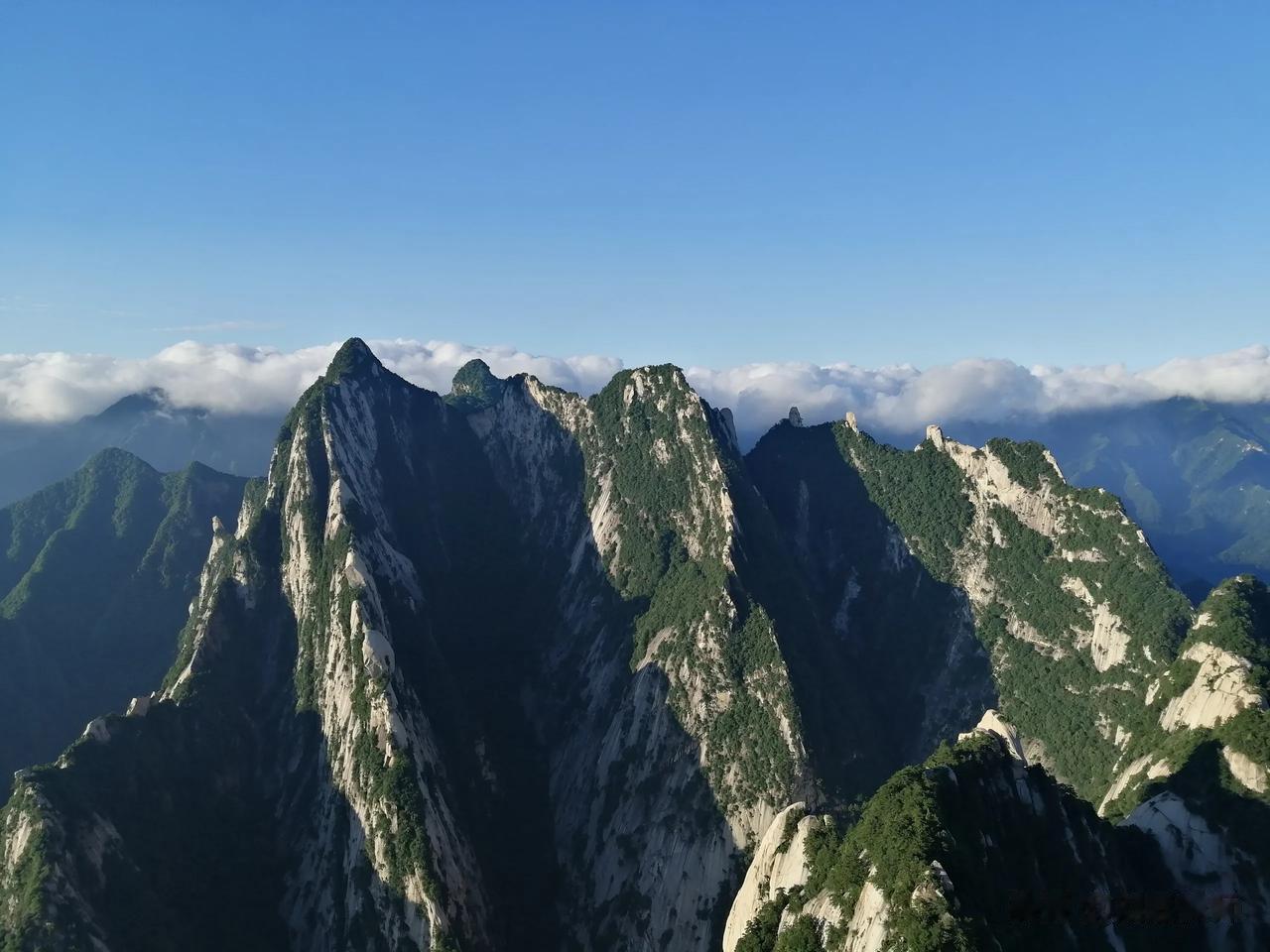 华山以险峻而闻名，但经典的路线