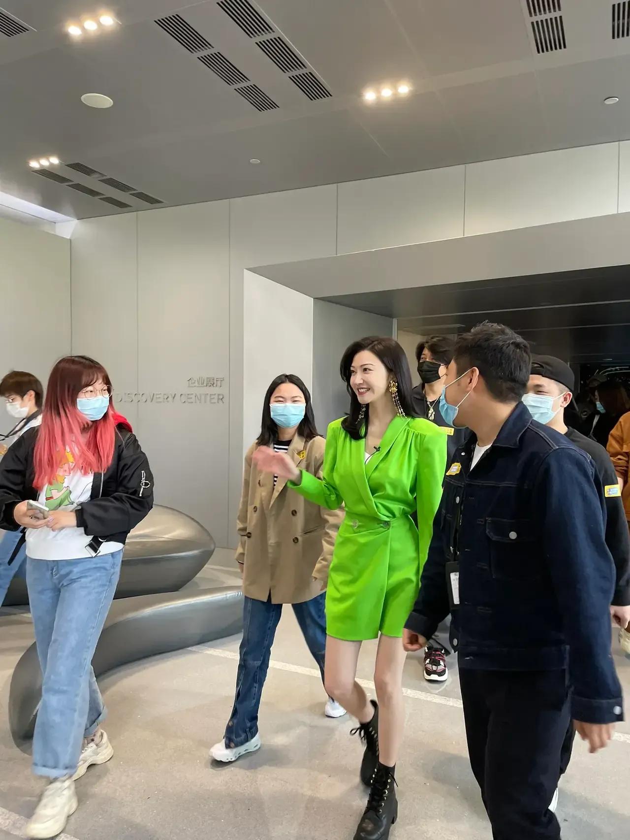 路人镜头下的景甜，妥妥的白富美，又高又瘦又白，人很亲切，没有半点明星架子。

她