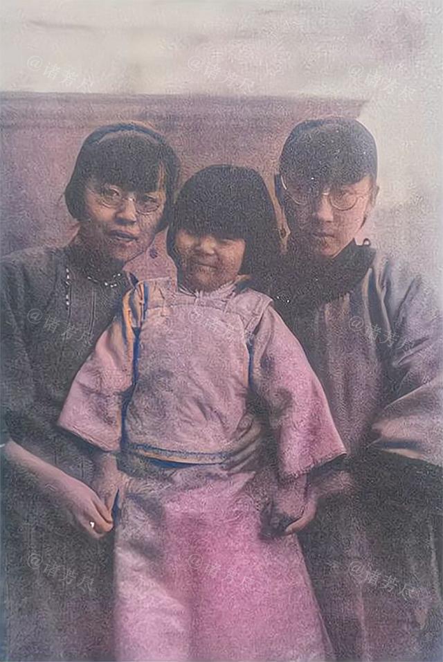 这是一张被世人“误会”了百年的照片。1924年，张爱玲在天津家中与自己的姑姑和堂