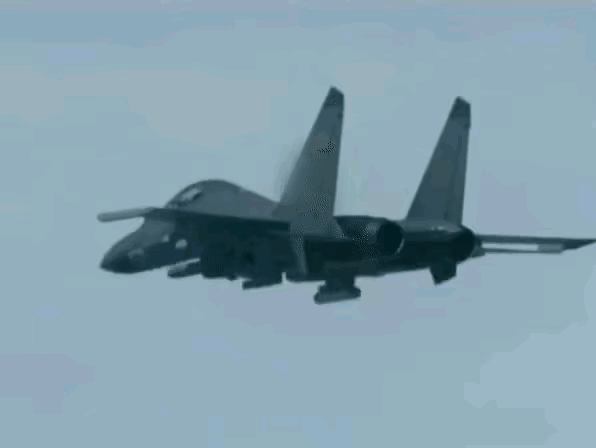 歼16低空发射KD-88导弹打击海上目标，一发入魂。该型空地导弹具有强突防能力、